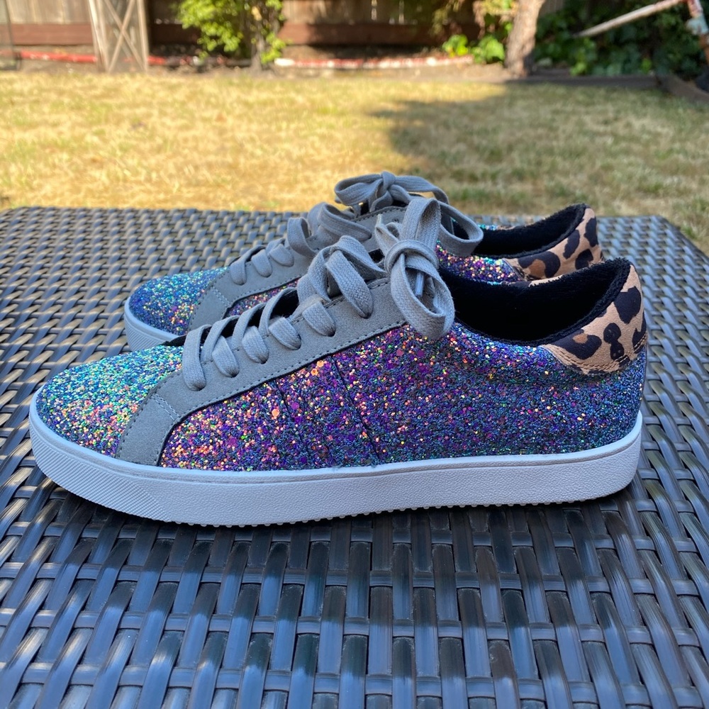 Tennis shoes